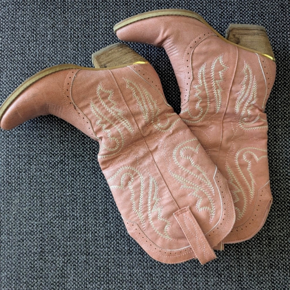 Very volatile Powder Pink Western/Cowboy Boots